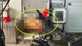 Người đàn ông không mặc quần áo tử vong trong nhà vệ sinh