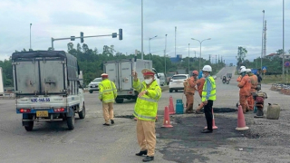 Khẩn trương khắc phục hư hỏng mặt đường nút giao QL14 với cao tốc Đà Nẵng – Quảng Ngãi