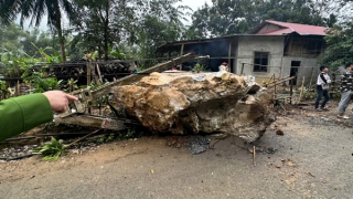 Khối đá hàng chục tấn lăn sát nhà sàn trong đêm