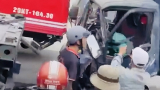 Phá cabin biến dạng đưa thi thể tài xế xe chở hóa chất ra ngoài sau va chạm