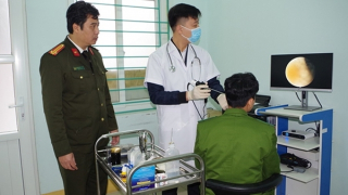 Những chiến sĩ Công an mang hai màu áo