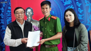 Công an phường trao trả hơn 100 triệu đồng cho người dân bị đánh rơi