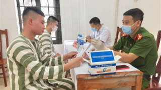 Cán bộ y tế trại giam - sợi dây nối giữ tình người