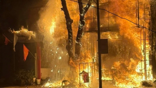 Tự đốt nhà mình khiến hàng xóm vạ lây