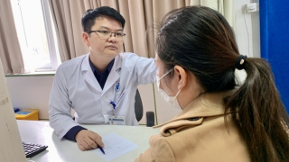 Cảnh báo tổn thương não, nhiễm khuẩn huyết do tự nặn mụn trứng cá