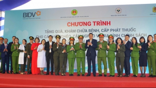 Trao tặng khu vui chơi cho trẻ em và khám chữa bệnh cho người nghèo tại xã Bồ Đề