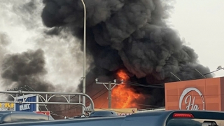 Vụ cháy gần Ngã tư Bình Phước: Điều động xe hút khói, không có thương vong về người