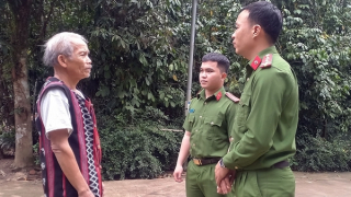 Già làng người Cơ Tu tiêu biểu bên dòng Aroong