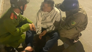 Công an phường kịp thời ngăn chặn nam thanh niên nhảy cầu tự tử