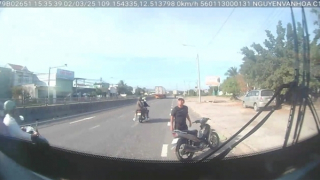 Truy xét kẻ chặn đầu xe buýt, ném đá vỡ kính rồi hành hung lái xe