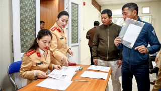 Người dân hài lòng vì được hỗ trợ làm thủ tục cấp, đổi giấy phép lái xe