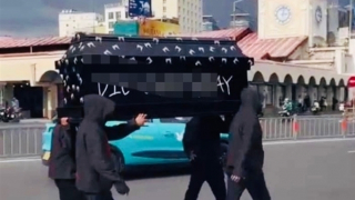 Triệu tập 9 người liên quan vụ khiêng quan tài diễu phố