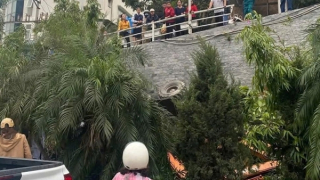 Máy xúc bất ngờ chết máy rơi xuống vực, tài xế tử vong