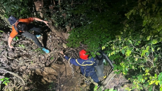 Cảnh sát cứu hộ 2 du khách bị mắc kẹt tại Khe suối cạn trong đêm