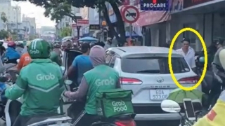 Sau va chạm, 2 người đàn ông từ ô tô bước xuống đánh tới tấp người đi xe máy