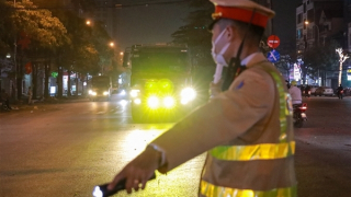 Bị xử phạt vì chế đèn siêu sáng, tài xế nói gì?