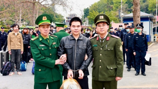 Bắt đối tượng truy nã qua tiếp nhận 37 công dân do Trung Quốc trao trả