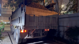 Tài xế và chủ xe ben chở cát vượt tải 150% bị phạt tới 151 triệu đồng