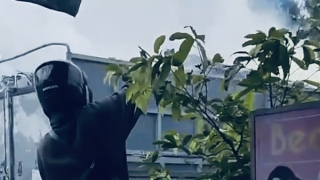 Người dân kéo vòi nước ngăn vụ cháy xe tải chở giấy vụn