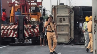 Lật xe ben chở đá, giao thông ùn tắc gần 10km