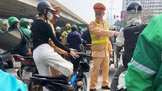 Nữ sinh đi xe độ chế bị CSGT xử phạt hàng loạt lỗi