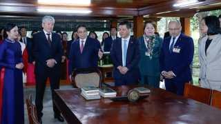 Hai Thủ tướng Việt Nam, Kyrgzystan thăm Nhà sàn Bác Hồ, thưởng thức cà phê Việt Nam