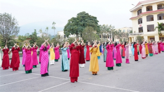 Đồng diễn áo dài “Tự hào nữ chiến sĩ Công an Hà Giang”