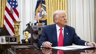 Mỹ tạm dừng áp thuế với Canada và Mexico