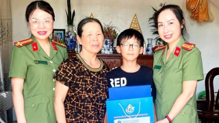 Lòng yêu thương của những “người mẹ đỡ đầu” mang sắc phục Công an