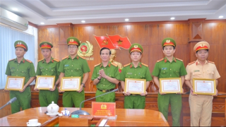 Công an Cà Mau khen thưởng các cá nhân triệt phá vụ vận chuyển 2,4kg “hàng đá”