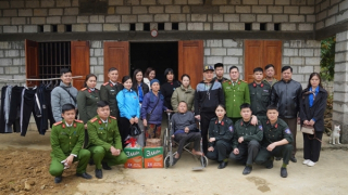 Công an tỉnh Cao Bằng tặng quà cho người khuyết tật