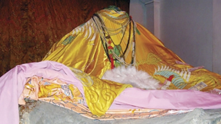 Chiếc áo Mỵ Châu...!?