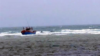 2 tàu cá mắc cạn, 7 ngư dân bơi vào bờ an toàn, 1 người mất tích