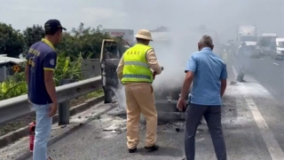 Cháy xe cứu thương trên cao tốc