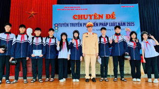 Học sinh Hà Nội nghe cán bộ CSGT tuyên truyền an toàn giao thông