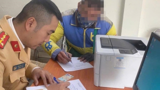 Vụ người đàn ông ngồi trên nắp capo ô tô: Xuất phát từ va chạm giao thông