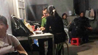 Không cho mượn váy, nữ sinh bị hành hung rồi quay video tung lên mạng