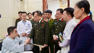 Giám đốc Công an Hà Nội thăm hỏi cán bộ bị thương khi làm nhiệm vụ