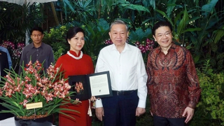 Tổng Bí thư và Phu nhân đặt tên hoa lan tại Vườn lan Quốc gia ở Singapore