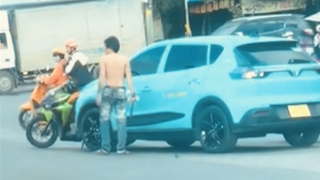 Người đàn ông cầm hung khí chặn xe taxi vì nghi vợ ở bên trong
