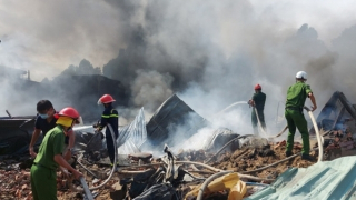 Huy động hơn 120 người tham gia chữa cháy kho nhựa ở Đồng Tháp