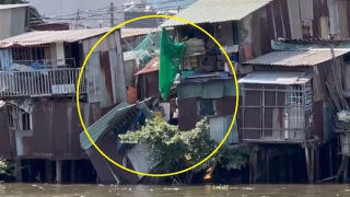 Sập nhà, người phụ nữ đang nằm võng rơi xuống kênh