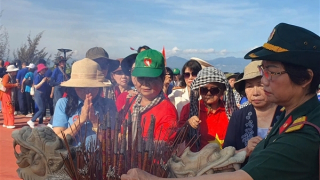 Hàng ngàn người dâng hương tưởng niệm 64 liệt sĩ Gạc Ma