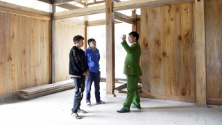 Công an xã Ca Thành chung tay xóa nhà tạm, nhà dột nát