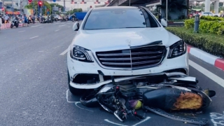 Nữ tài xế xe Mercedes tông hàng loạt xe máy dừng đèn đỏ