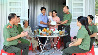 CBCS Công an Hậu Giang góp tiền hỗ trợ đồng đội điều trị bệnh cho con