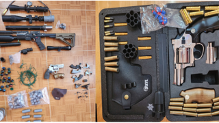 Kiểm tra phòng trọ, phát hiện nhiều súng đạn, thuốc nổ