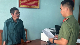 Khởi tố người đàn ông mua 2 khẩu súng quân dụng về để săn thú