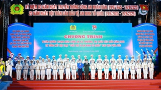 Outstanding young officers from communal police force honored at Public Security Youth Camp