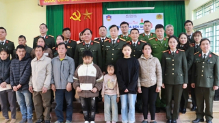 Cục Đào tạo tặng quà cho Công an xã và gia đình chính sách tại Cao Bằng